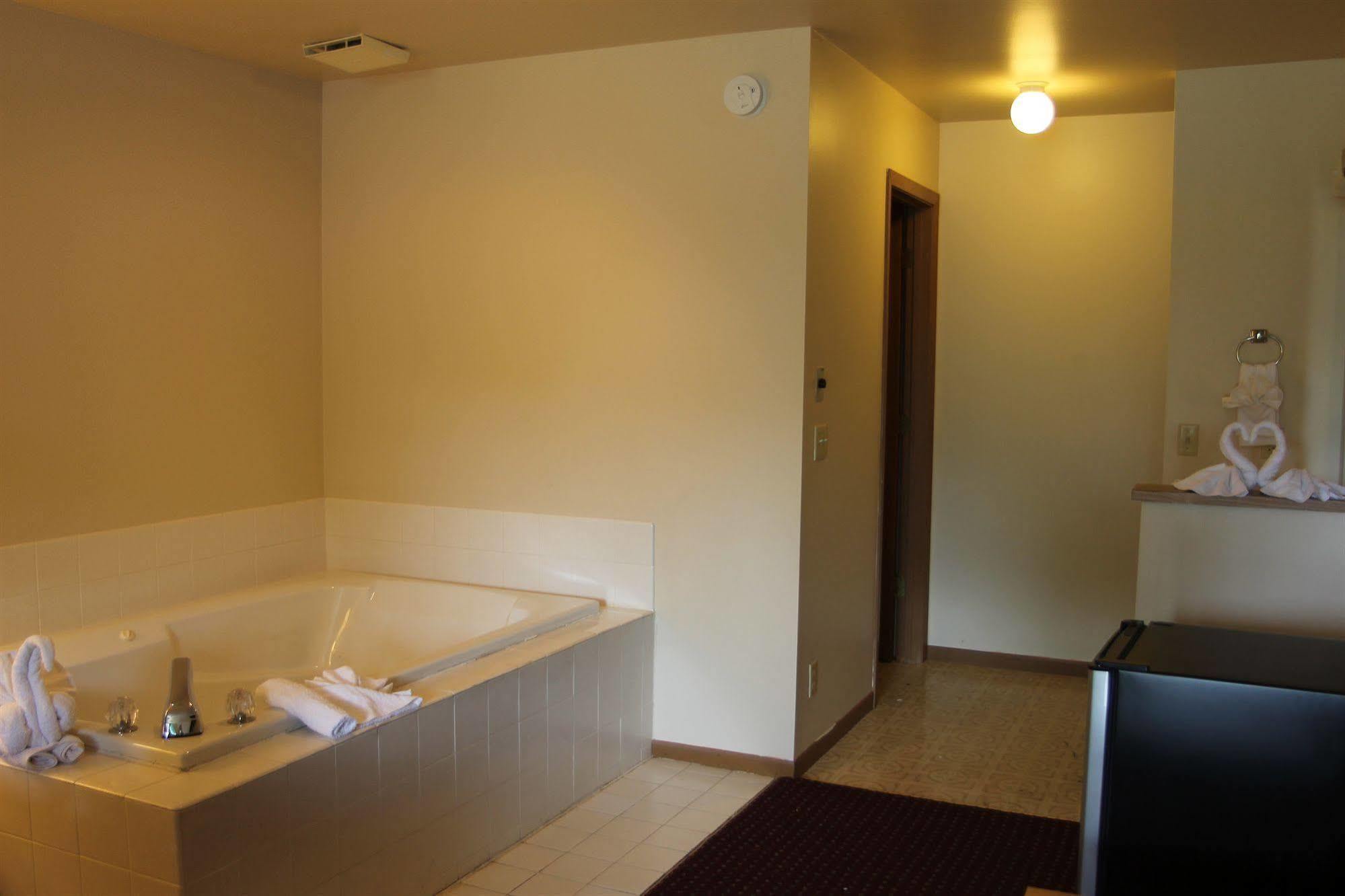 Lake Delton Malibu Inn מראה חיצוני תמונה